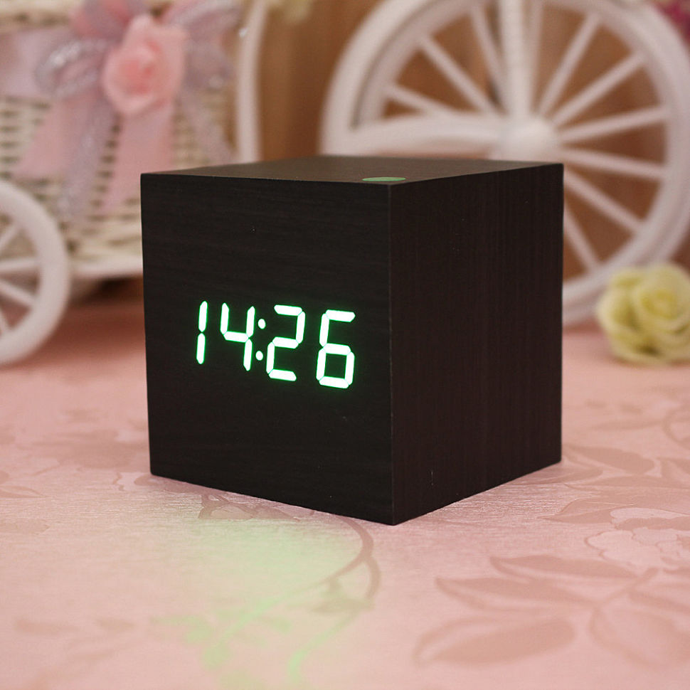 Настольные часы будильник с подсветкой. Часы-будильник Wooden Clock кубик коричневый. Настольные часы кубик. Часы деревянный куб. Куб будильник деревянный.